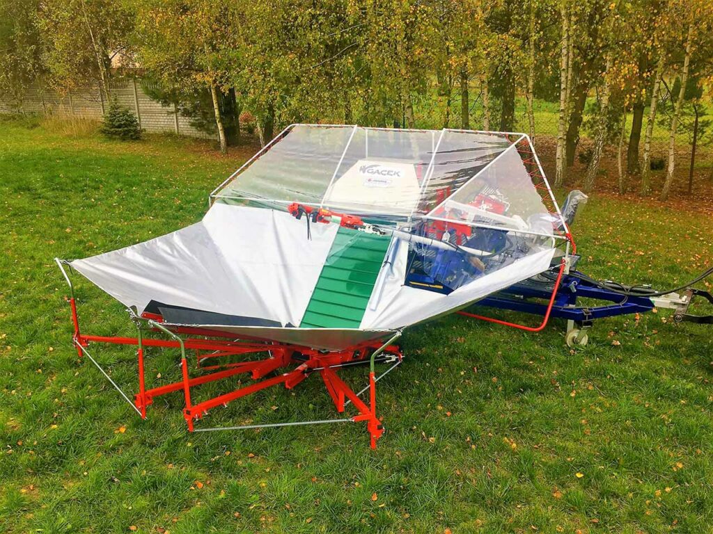 Vibradora automática GACEK con paraguas abierto y cinta transportadora, preparada para la cosecha de fruta